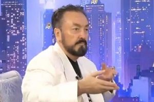 Hakaret eden karikat&uuml;rist cezaevine girdi