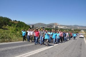 İş&ccedil;iler yol kapattı