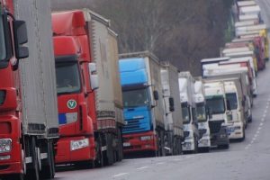 2 bin 500 TIR &ccedil;atışmalar nedeniyle bekletiliyor