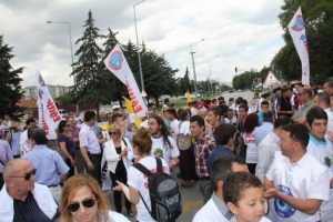 &Ouml;ğrenci ve veliler yol kapattı