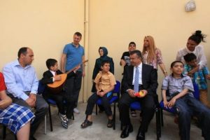 Vali Lekesiz'e oyuncak mikrofon şoku