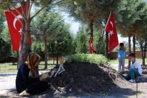 Madencilerin &ccedil;ocukları karnelerini aldığı gibi mezara koştu