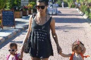 Tuba B&uuml;y&uuml;k&uuml;st&uuml;n ikizleriyle tatilde...