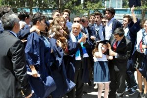 Bakan mezuniyet c&uuml;bbesini giyerek kep attı