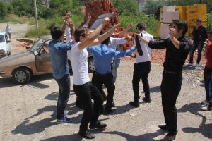 Kimi tavuk kesti kimi &ccedil;iftetelli oynadı