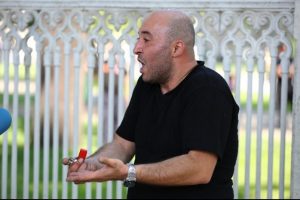 Dolmabah&ccedil;e Sarayı &ouml;n&uuml;nde kendini yakmak istedi
