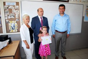 Mudanya kaymakamı karne dağıttı