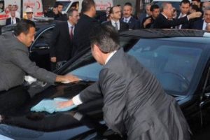 Başbakan'ın aracına kuş pisleyince...