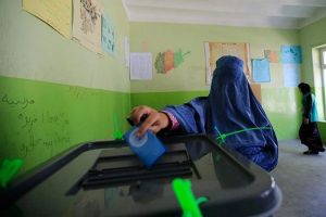 Afgan halkı 2. tur i&ccedil;in sandık başında