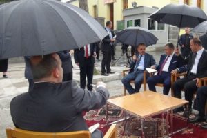 Canlı yayında ıslandılar