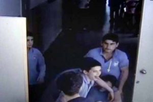 Arkadaşları sınıfta d&ouml;ve d&ouml;ve &ouml;ld&uuml;rd&uuml;