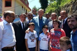 Yanındaki Trabzonspor formalı &ccedil;ocuk bakın kim ?