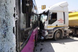 Halk otob&uuml;s&uuml; ile TIR kafa kafaya...