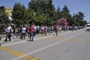 Okulun yıkılıp cami yapılmasına tepki