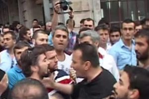 Taksim'de HDP'li gruba m&uuml;dahale