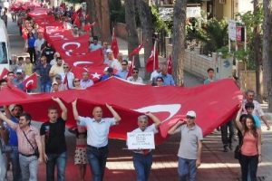 Bayrağa saygı y&uuml;r&uuml;y&uuml;ş&uuml;