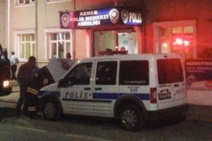 Polis arabası 12 saat yavru kediyi bekledi