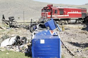 Tren ile tır &ccedil;arpıştı: 1 &ouml;l&uuml;, 2 yaralı