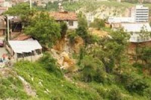U&ccedil;urumun kenarında yaşıyorlar