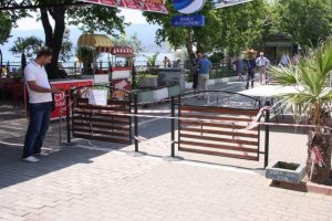 Bursa'da arazisi kaldırım yapılınca yolu trafiğe kapattı