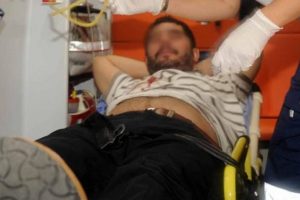 Eşinin yanında g&ouml;rd&uuml;ğ&uuml; patronunu bı&ccedil;akladı