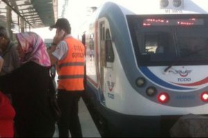 Raylara d&uuml;şen bebek &ouml;l&uuml;mden d&ouml;nd&uuml;