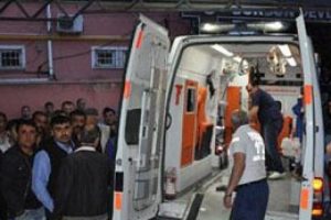 Yıldırım 1 kişiyi &ouml;ld&uuml;rd&uuml; 3 kişiyi yaraladı