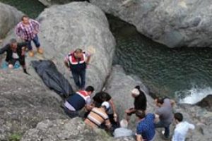 Odun toplayan karı koca boğuldu!