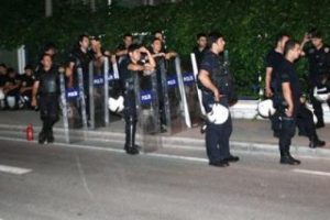 Karşıt g&ouml;r&uuml;şl&uuml; &ouml;ğrenciler arasında gerginlik