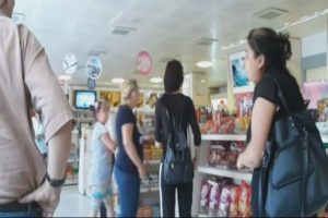Kızının ka&ccedil;ırıldığını sanan anne &ccedil;ılgına d&ouml;nd&uuml;