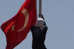 T&uuml;rk bayrağını indiren provakat&ouml;r yakalandı