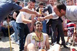 Bir Bursa geleneği! D&uuml;ğ&uuml;n değil işkence!