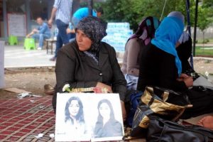 Ailelerin oturma eylemi s&uuml;r&uuml;yor