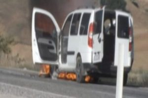 Yanan aracın imdadına kep&ccedil;e yetişti