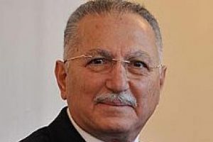 Ekmeleddin İhsanoğlu'na karşı ilk istifa