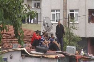 Dere taştı sel onlar i&ccedil;in felaket getirdi