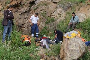 Kayalıklardan d&uuml;şen &ccedil;oban kurtarıldı