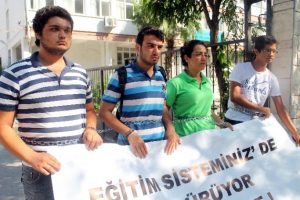 Zincirlerini kırıp g&ouml;zaltına aldılar
