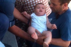 Raylara d&uuml;şen bebek taburcu edildi