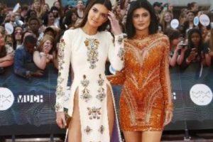 Kendall Jenner'in derin yırtmacı b&uuml;y&uuml;ledi