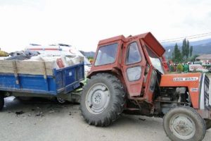 Otomobil trakt&ouml;r&uuml;n altına girdi