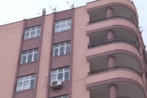 2 yaşında balkondan d&uuml;şt&uuml;