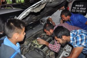 Otomobilin motoruna sıkışan kedi i&ccedil;in seferberlik