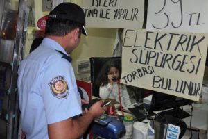 K&uuml;&ccedil;&uuml;k kız d&uuml;kkanda kilitli kalınca...