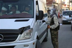Maskeli grup yol kapattı