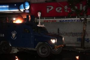 Zırhlı aracı yaktılar