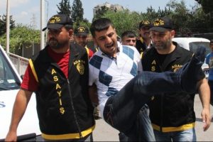 Basın mensuplarına ayakkabılı saldırı