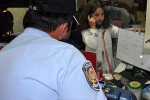 Kurtarılmayı beklerken polise fıkra anlattı