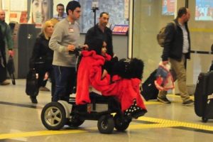 B&uuml;lent Ersoy tekerlikli sandalyede