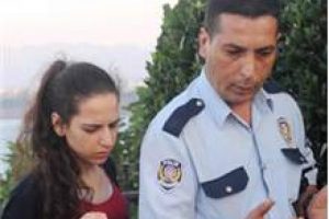 Eşinin &ccedil;ocukluk arkadaşıyla...